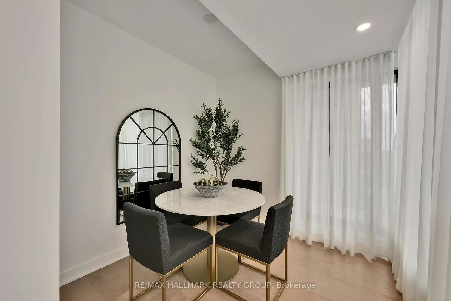 340 Queen Street 1406 photo 4