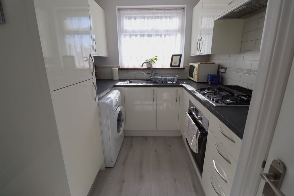 1 bed maisonette for saleThe Approach, Rayleigh SS6 photo 2