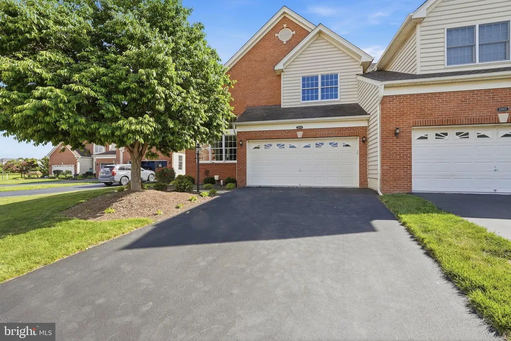 22909 N Brown Square, Ashburn, VA 20148 photo 2