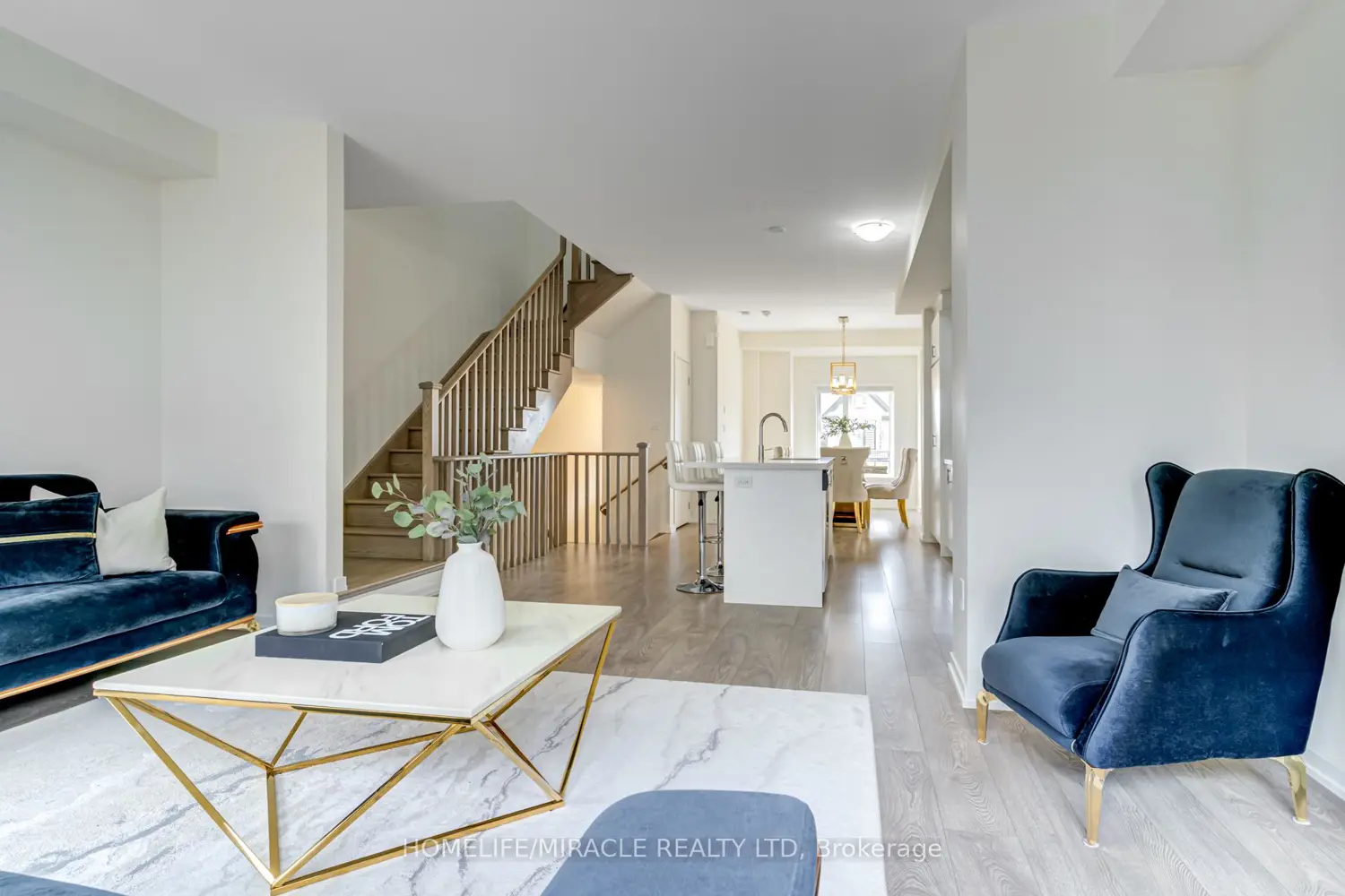 18 Queensland Crescent photo 5