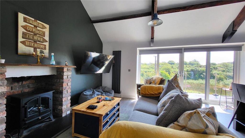 3 bed detached house for saleSouth Stack Road, Holyhead, Sir Ynys Mon LL65 photo 5