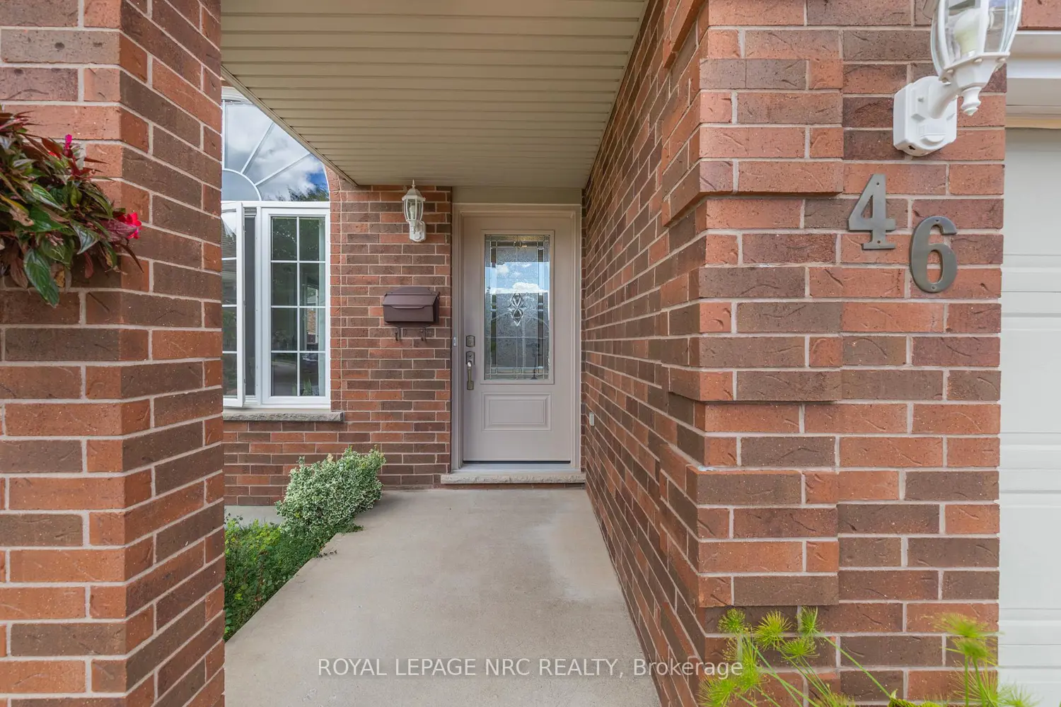46 Foxhill Crescent photo 2