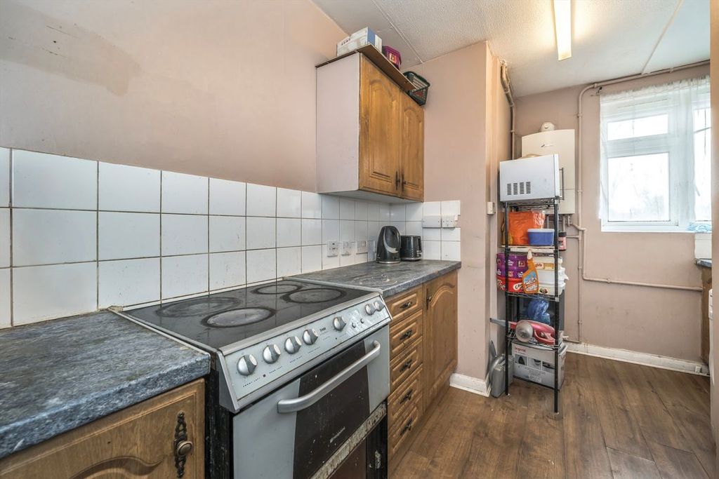 2 bed maisonette for saleTaylor Close, Hampton Hill TW12 photo 4