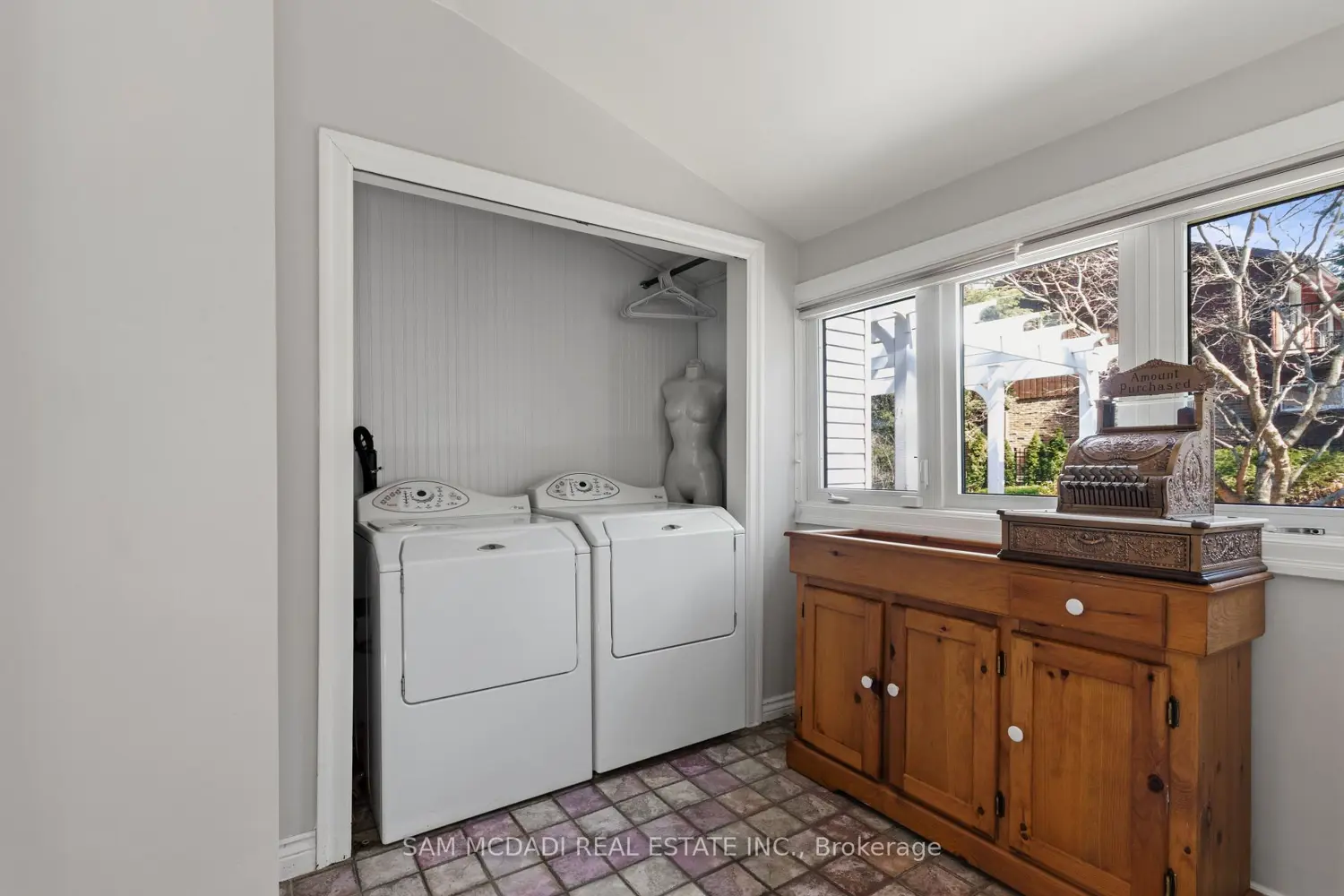 990 Roper Avenue photo 3