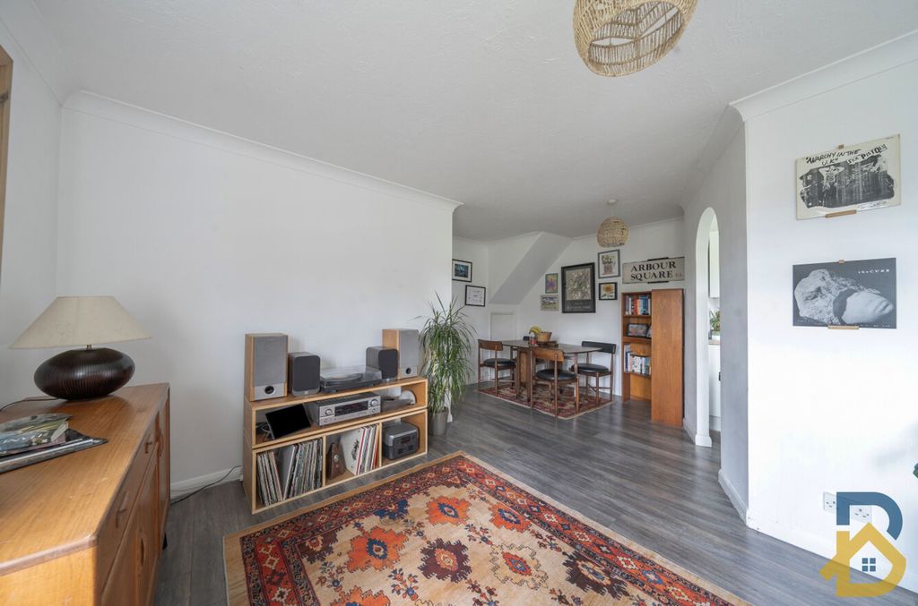 2 bed flat for saleCreasey Close, Hornchurch RM11 photo 5