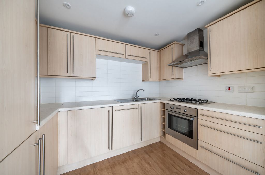 Additional image 2 of 2 bed flat for saleHaslemere, Surrey GU27