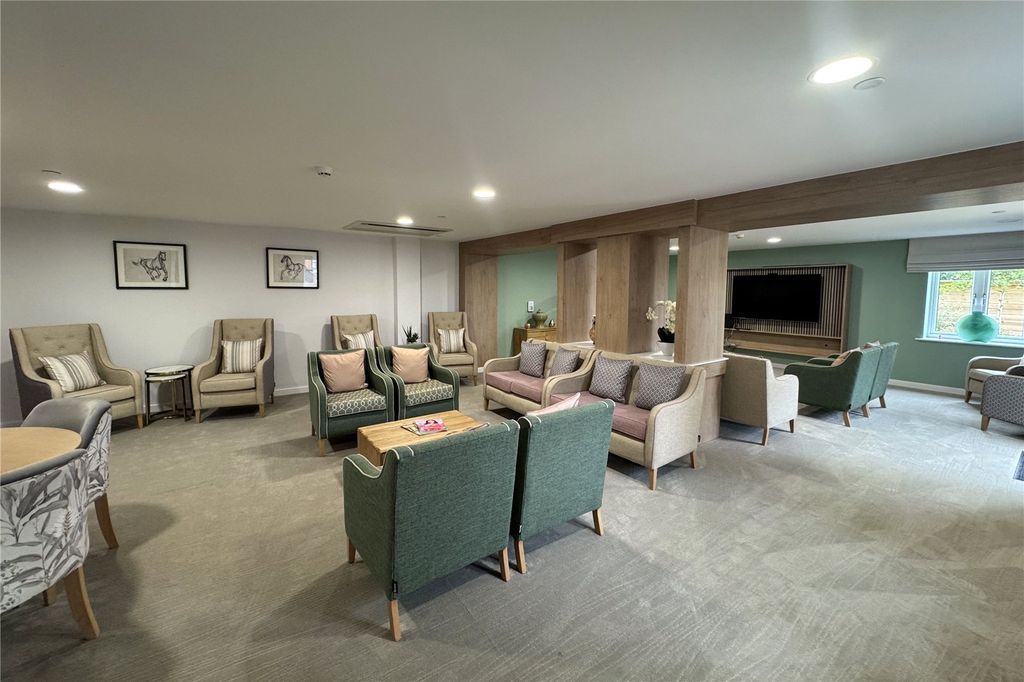 Additional image 14 of 2 bed flat for saleStation Road, Hook, Hampshire RG27