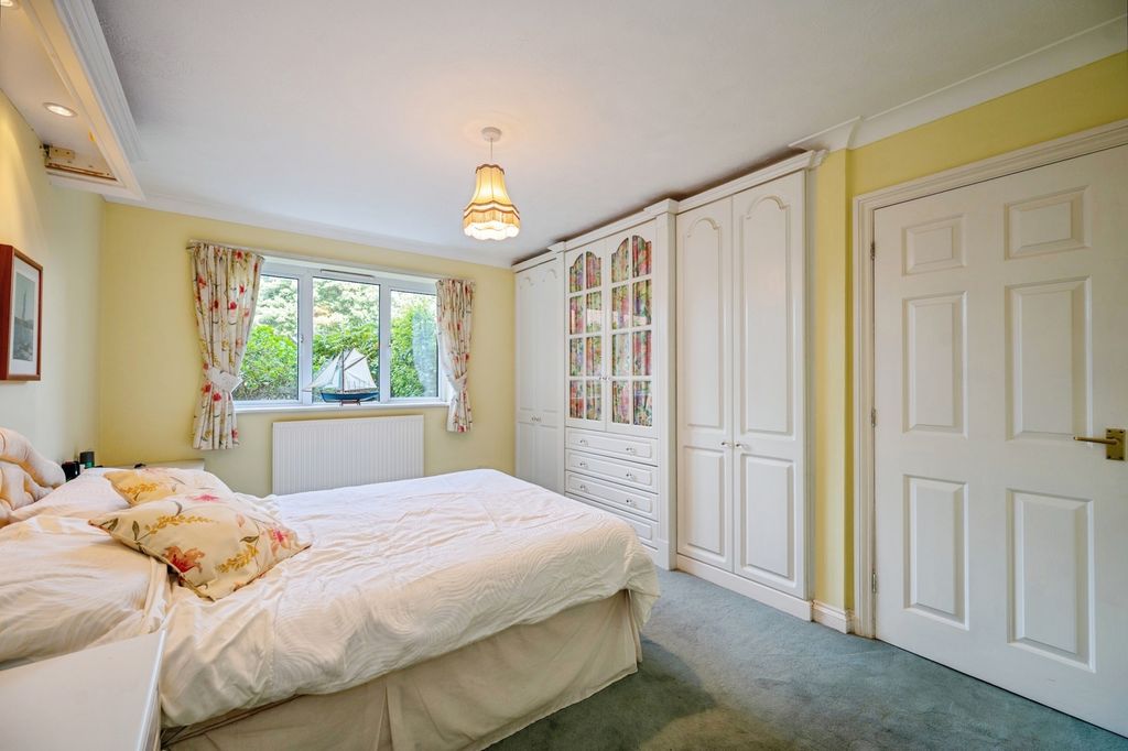 Additional image 4 of 3 bed flat for saleSea Front, Hayling Island, Hampshire PO11