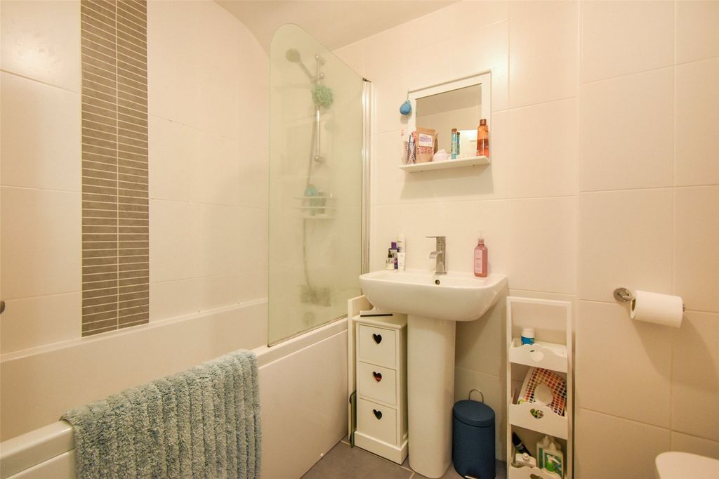 Additional image 12 of 2 bed maisonette for saleElms Road, Hook, Hampshire RG27