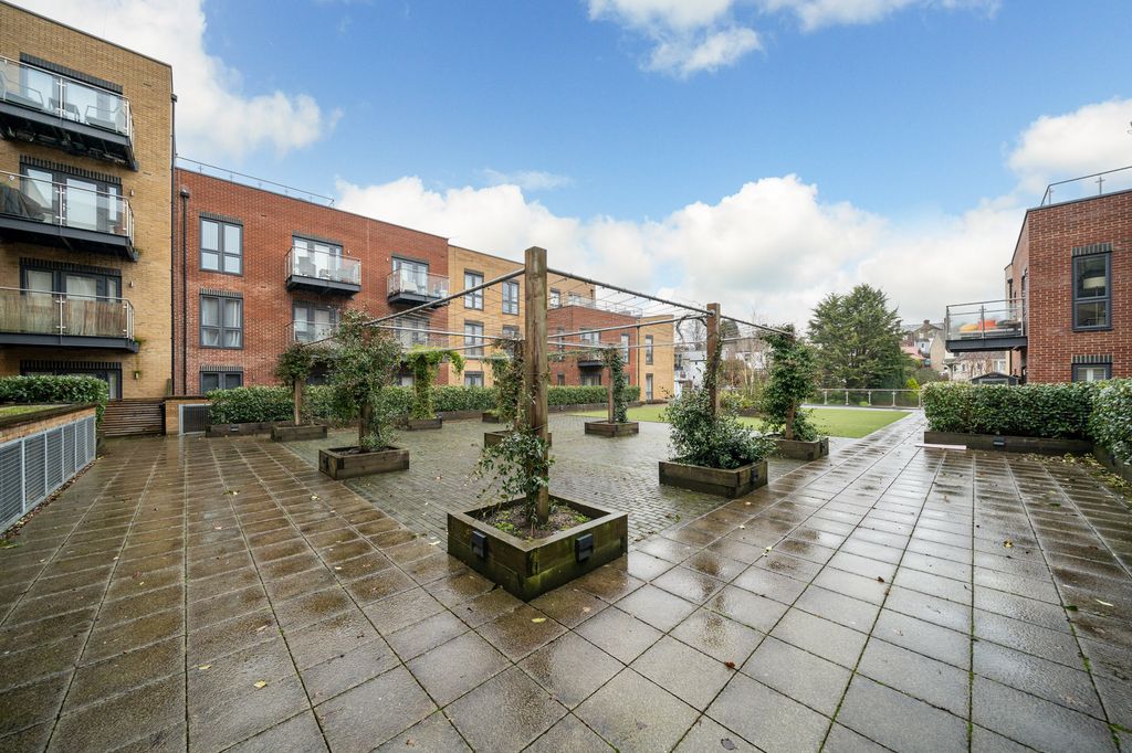 Additional image 8 of 2 bed flat for saleRegents House Frogmore Road, Hemel Hempstead, Hertfordshire HP3