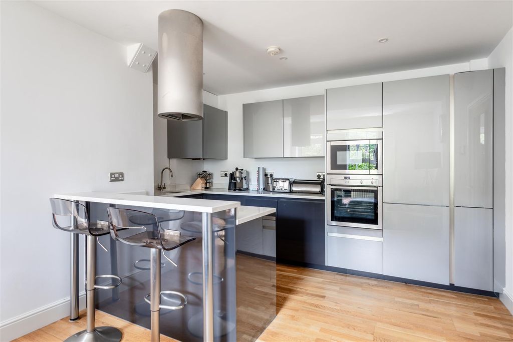 2 bed flat for saleStation Quarter Apartments, Boltro Road, Haywards Heath RH16