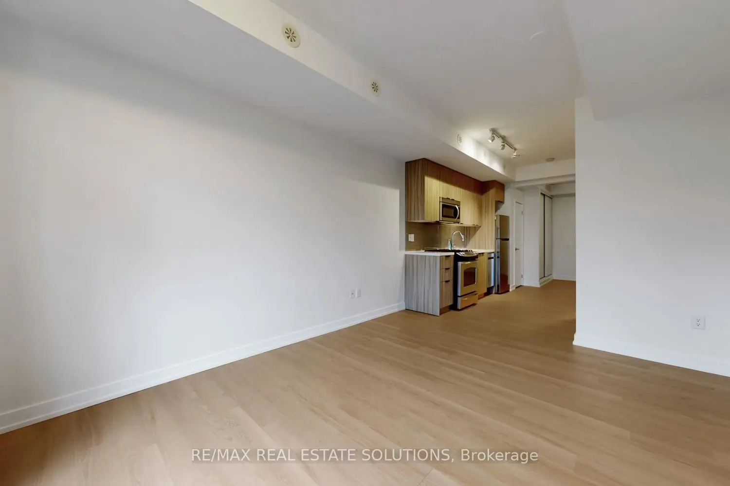Additional image 5 of 140 Broadview Avenue 59