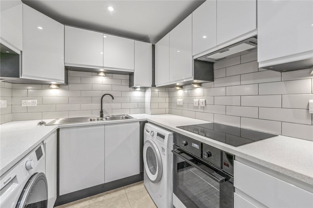 2 bed flat for saleThames Street, Hampton TW12 photo 5