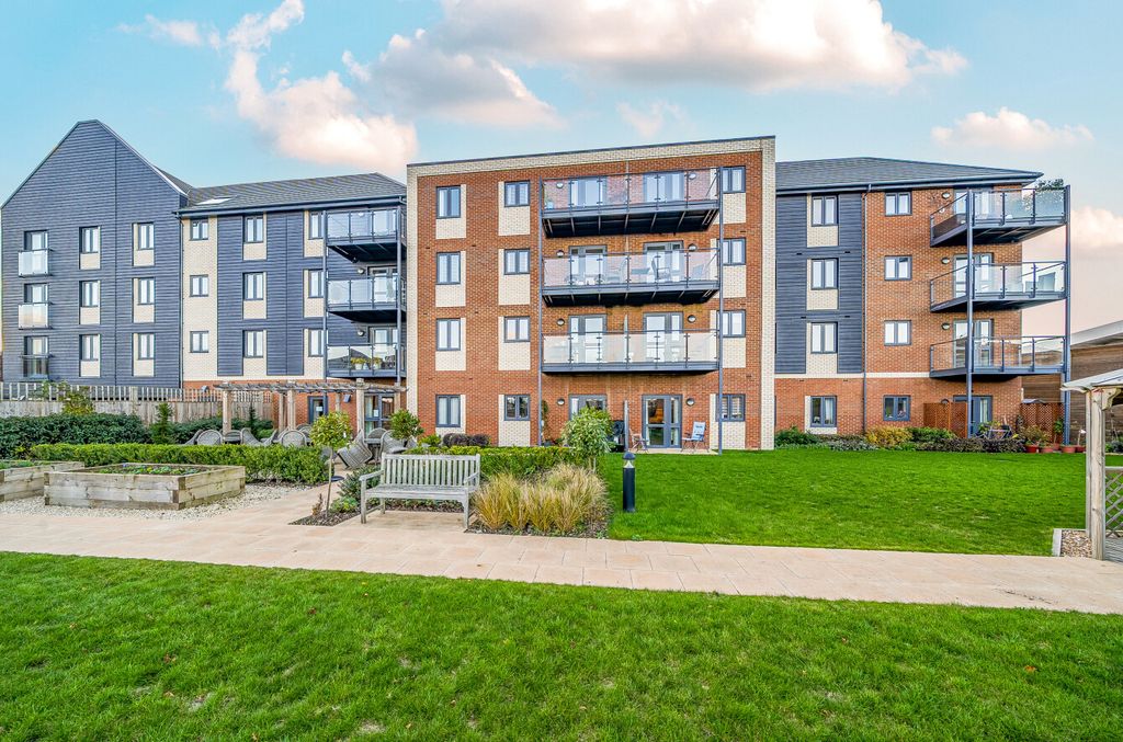 Additional image 13 of 2 bed flat for saleStation Road, Hook, Hampshire RG27