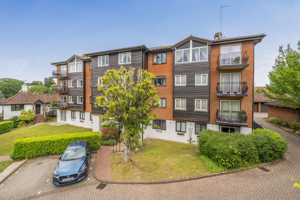 2 bed flat for saleGreat Heathmead, Haywards Heath RH16