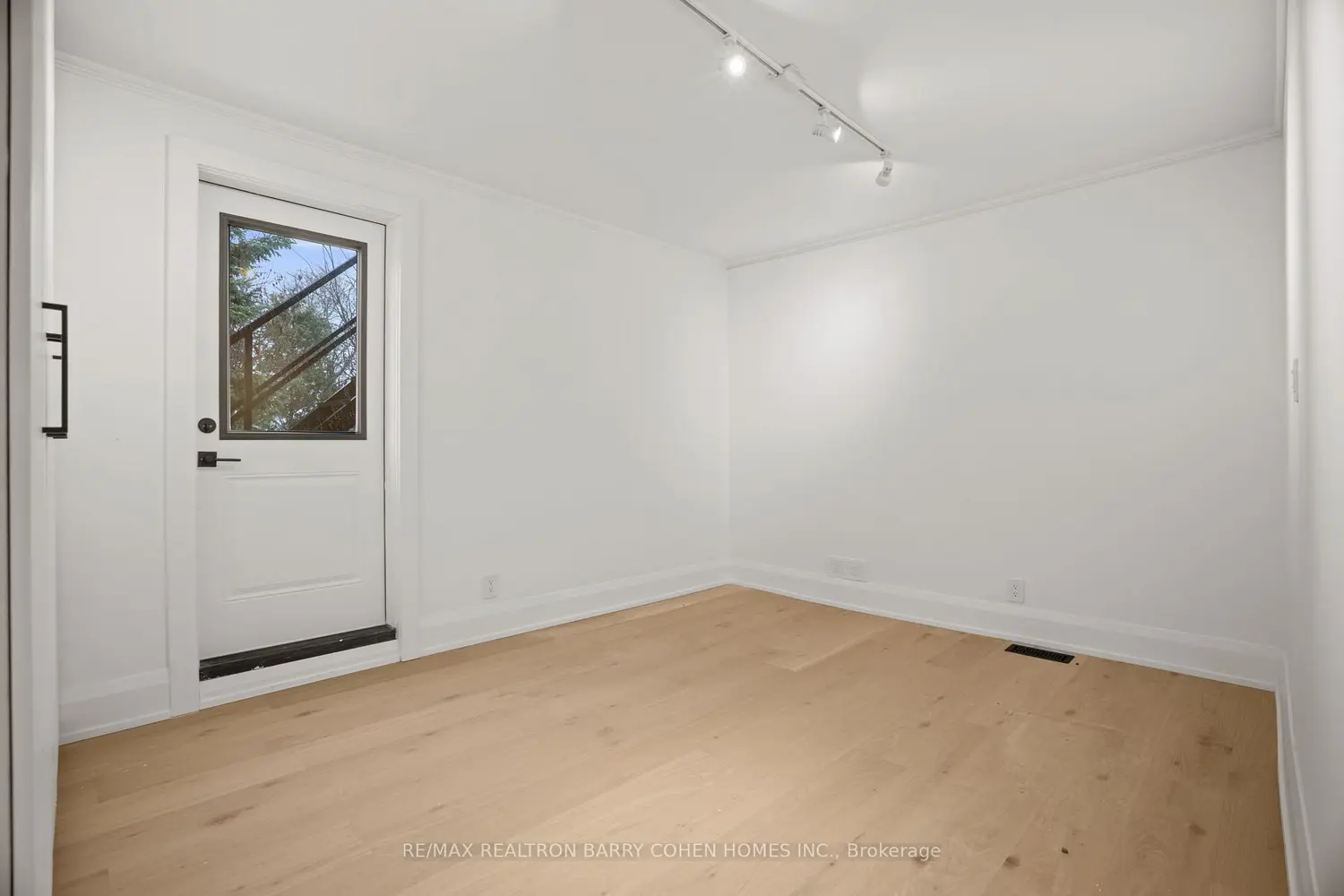 Additional image 17 of 231 Macpherson Avenue
