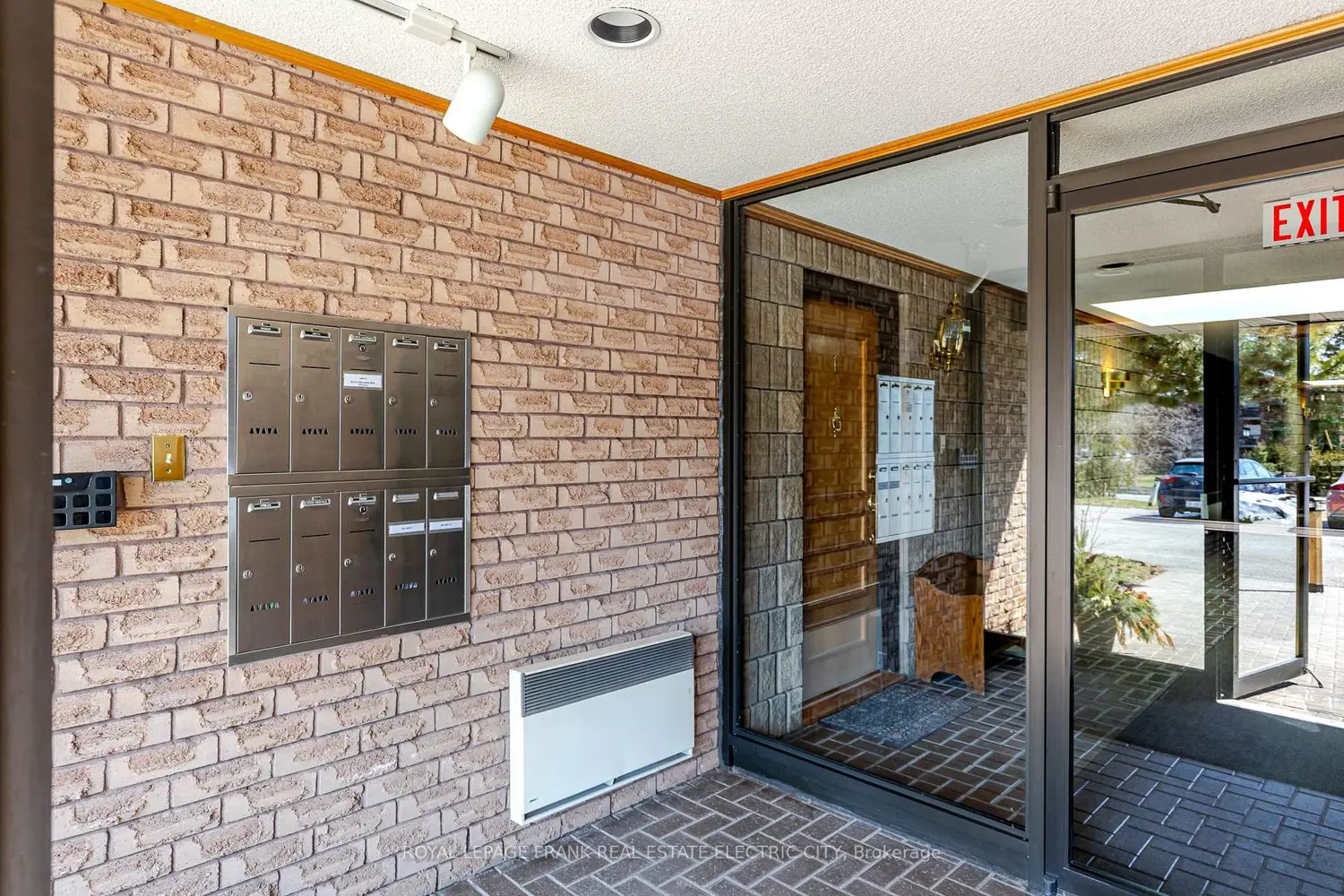 685 Whitaker Street 6 photo 4
