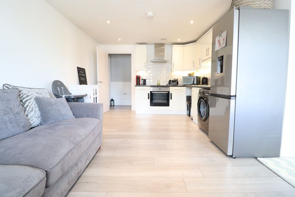 2 bed flat for saleThe Approach, Rayleigh SS6 photo 4