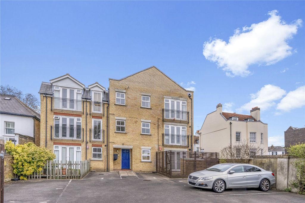 2 bed flat for saleThames Street, Hampton TW12