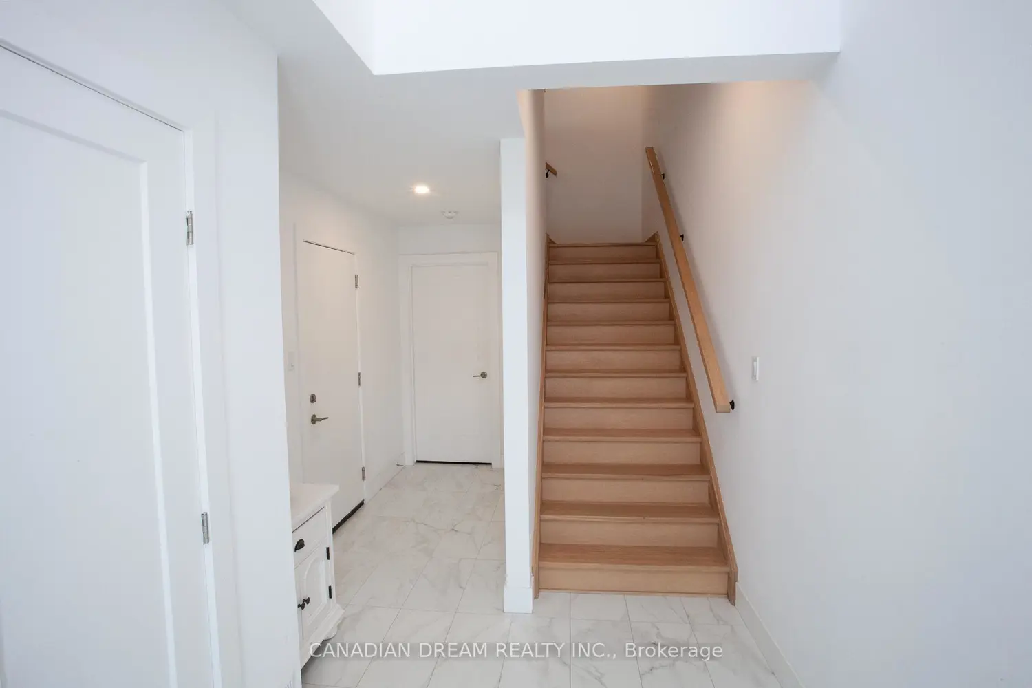 4226 Lismer Lane photo 2