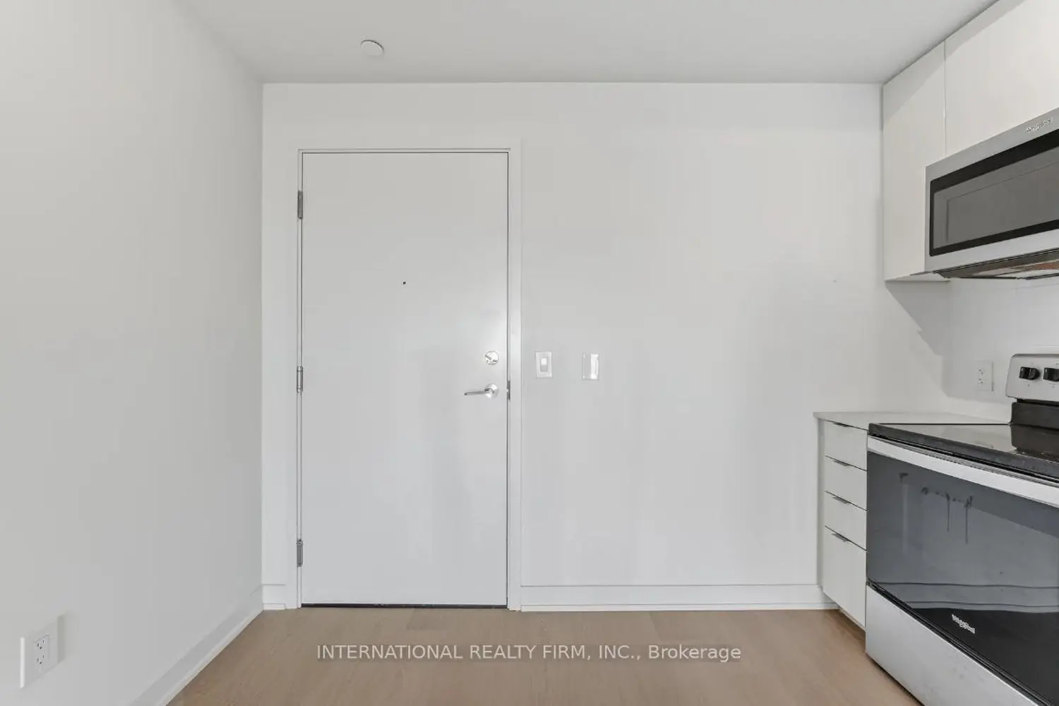859 The Queensway 710 photo 4