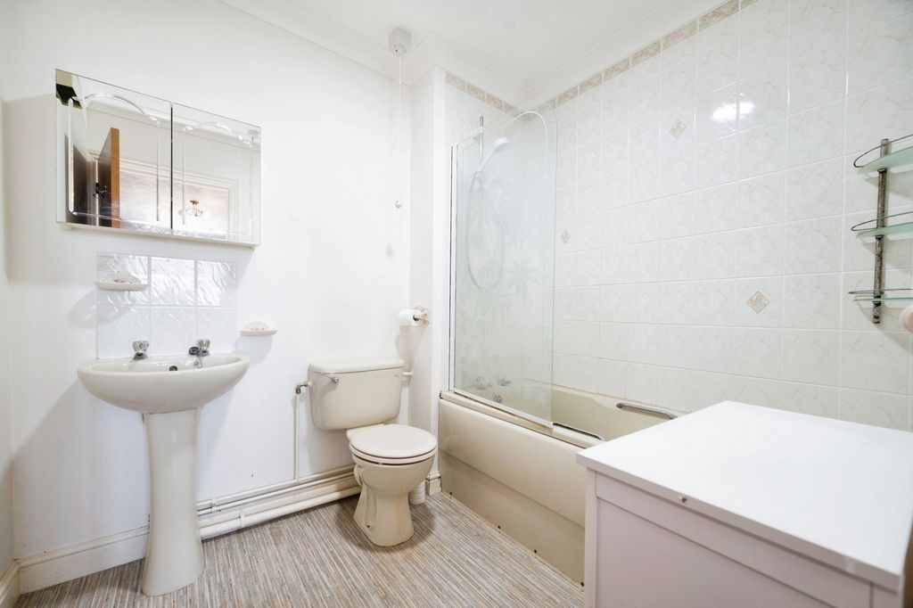 Additional image 8 of 2 bed flat for saleSouthwood Road, Hayling Island, Hampshire PO11