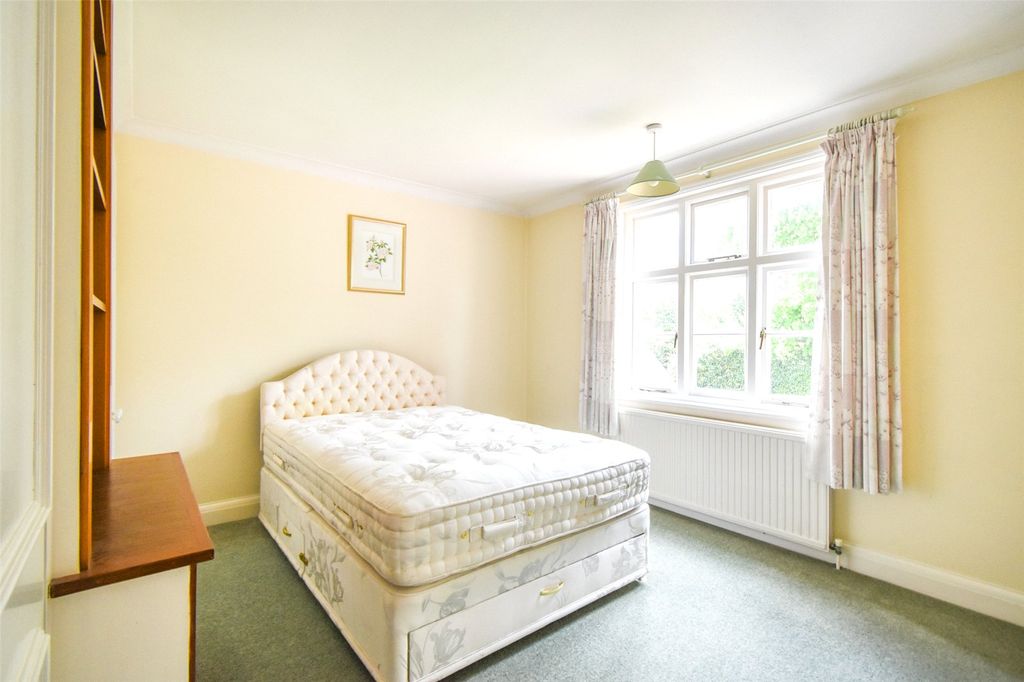 Additional image 18 of 3 bed detached house for saleReading Road, Hook, Hampshire RG27