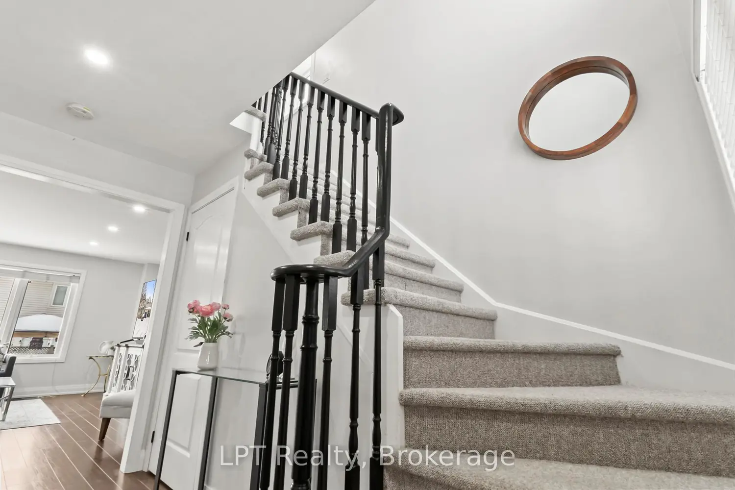 52 Norland Circle photo 3
