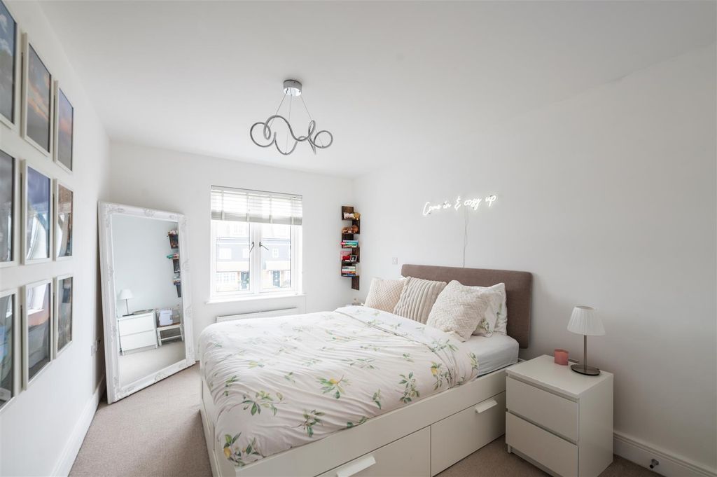 Additional image 8 of 2 bed flat for saleBrocklehurst Way, Horley RH6