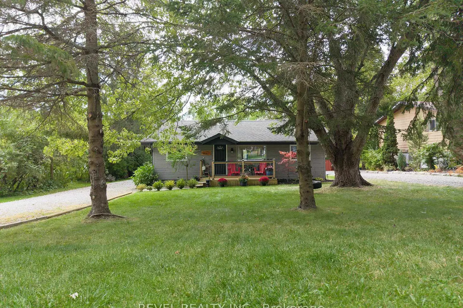 114 Hillview Crescent photo 2