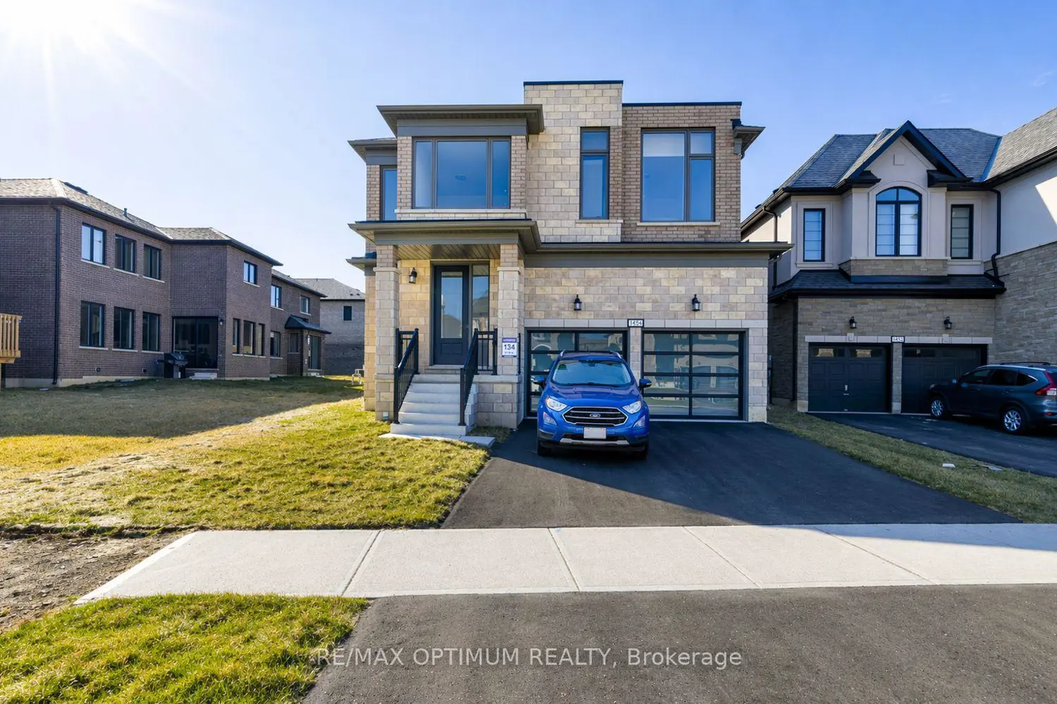 1454 Upper Thames Drive photo 2