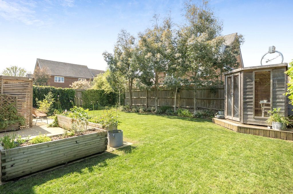 Additional image 6 of 5 bed detached house for saleUnwin Close, Hook, Hampshire RG27