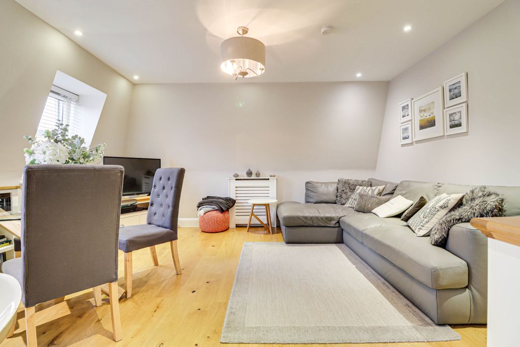 Additional image 4 of 2 bed flat for saleThompsons Close, Harpenden AL5
