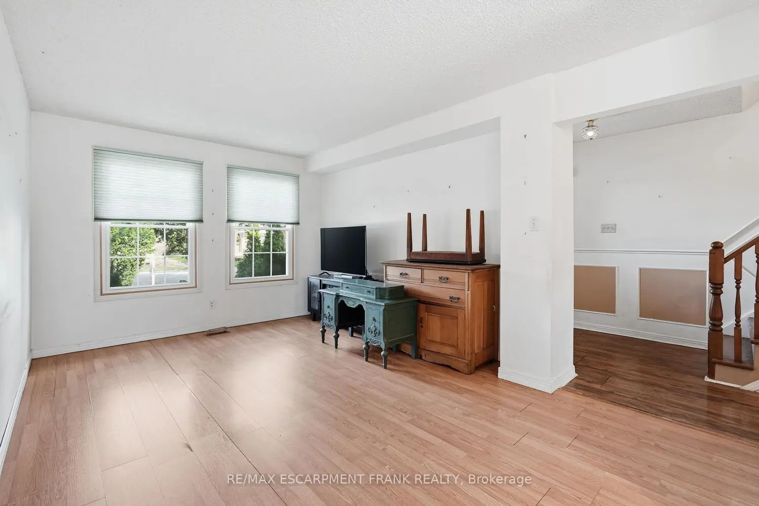 471 Knightsbridge Crescent photo 5