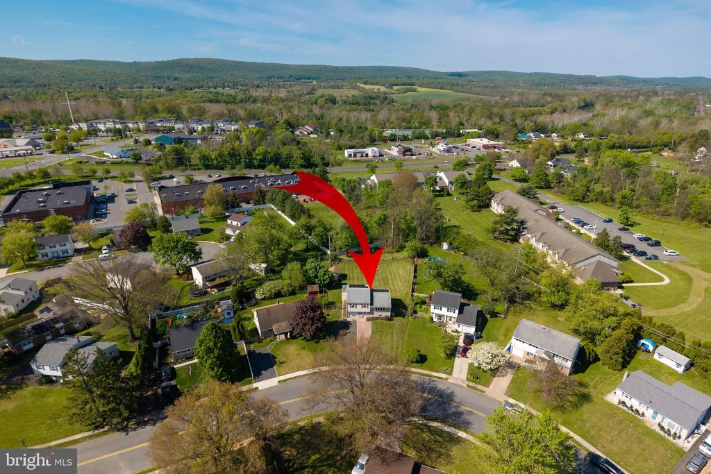 104 Briarwood Drive, Douglassville, PA 19518
