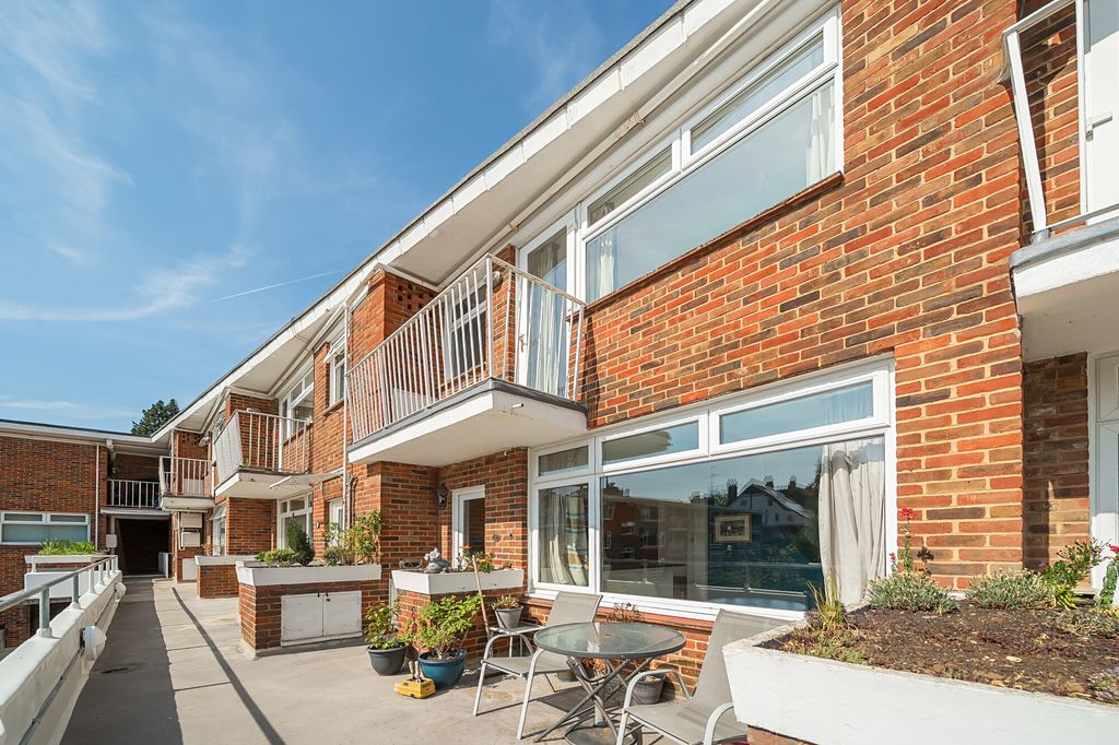 2 bed maisonette for saleChurch Green, Harpenden AL5