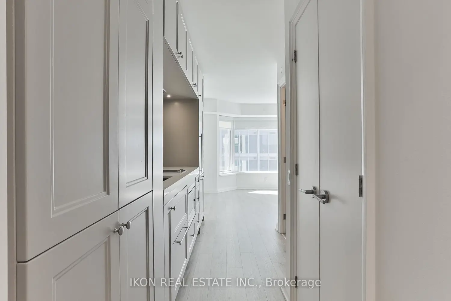 Additional image 9 of 155 Yorkville Avenue 1013