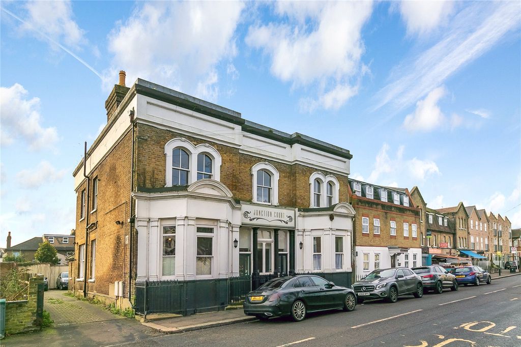 2 bed flat for saleStation Road, Hampton TW12 photo 3
