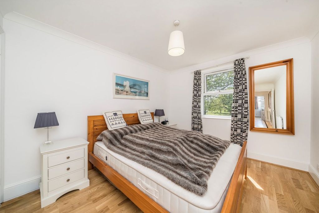 2 bed flat for saleDeerhurst Crescent, Hampton Hill TW12 photo 5