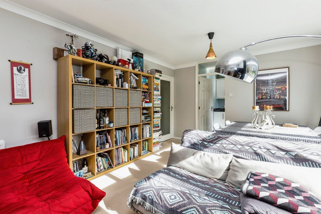 3 bed flat for salePaddockhall Road, Haywards Heath RH16 photo 4