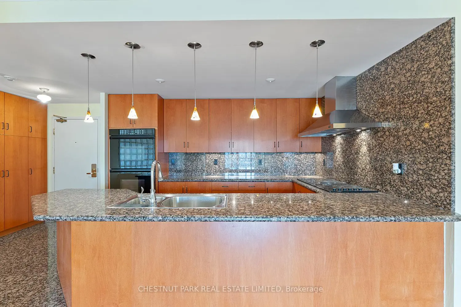 889 Bay Street 1610 photo 4