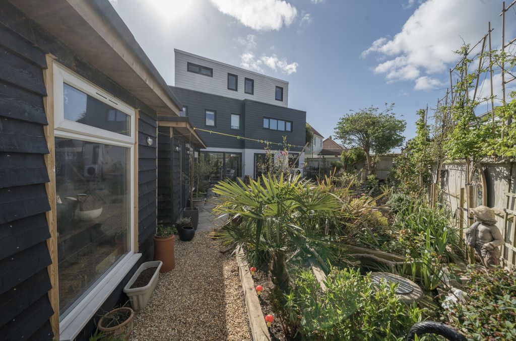 Additional image 16 of 4 bed detached house for saleSandy Beach Estate, Hayling Island, Hampshire PO11
