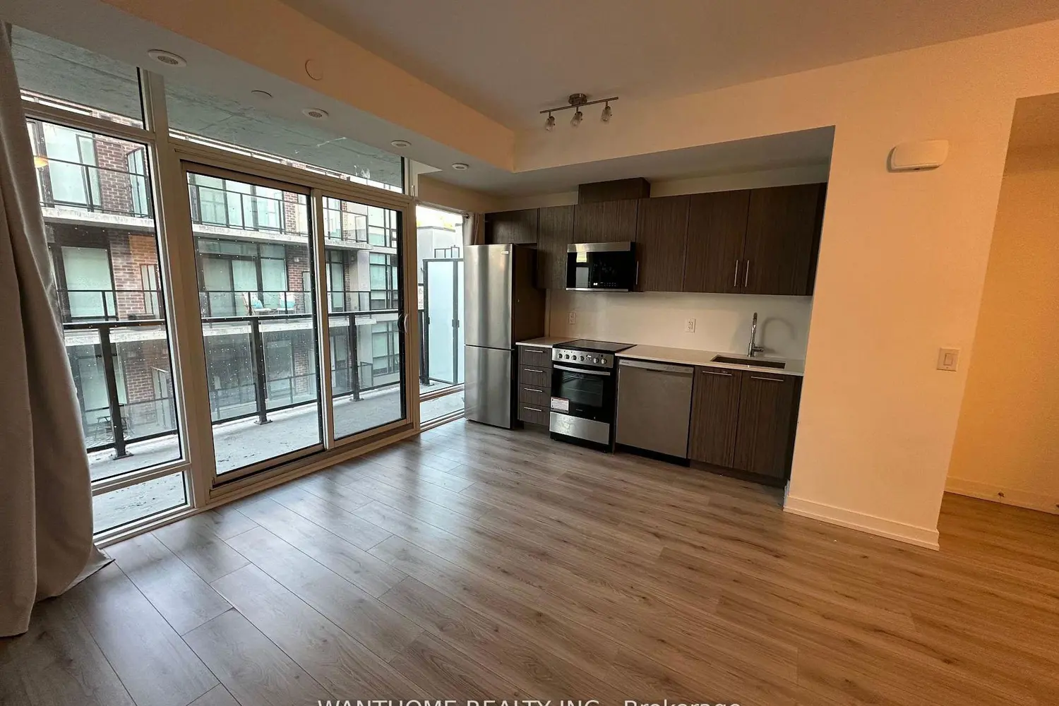 861 Sheppard Avenue 15 photo 3