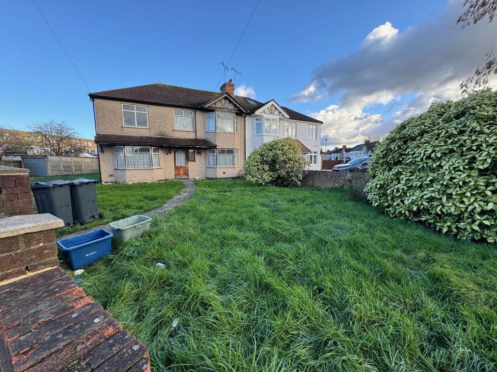 5 bed semi-detached house for saleManor Avenue, Hounslow TW4