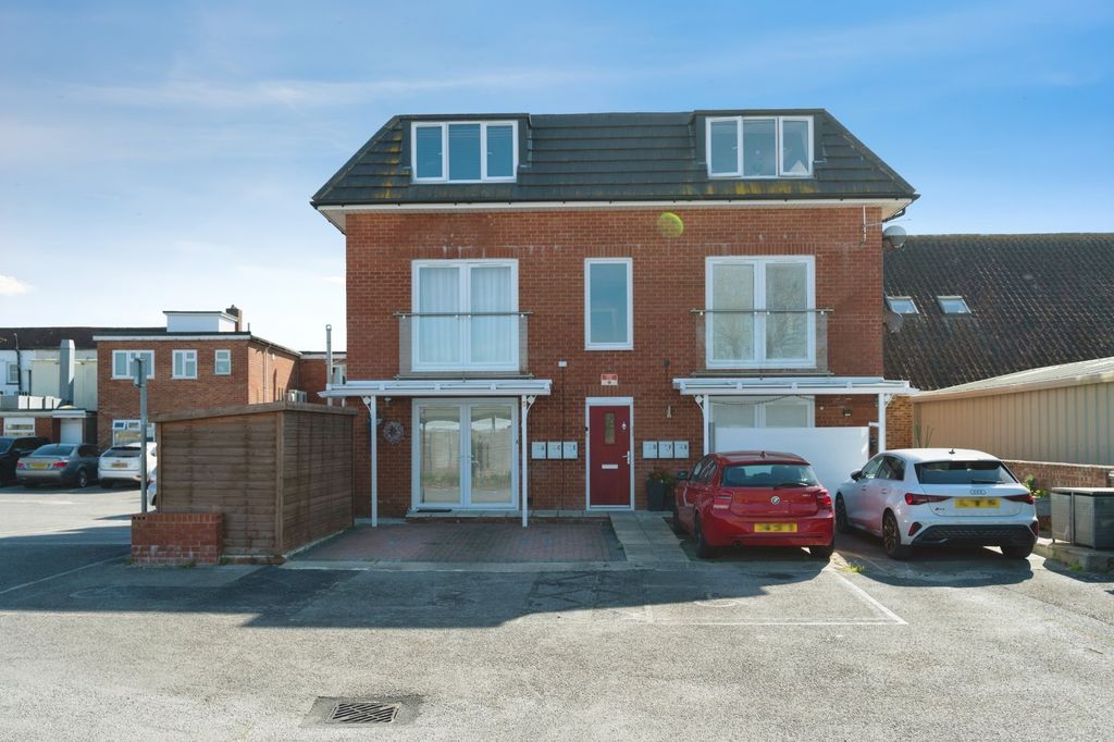 2 bed flat for saleElm Grove, Hayling Island PO11