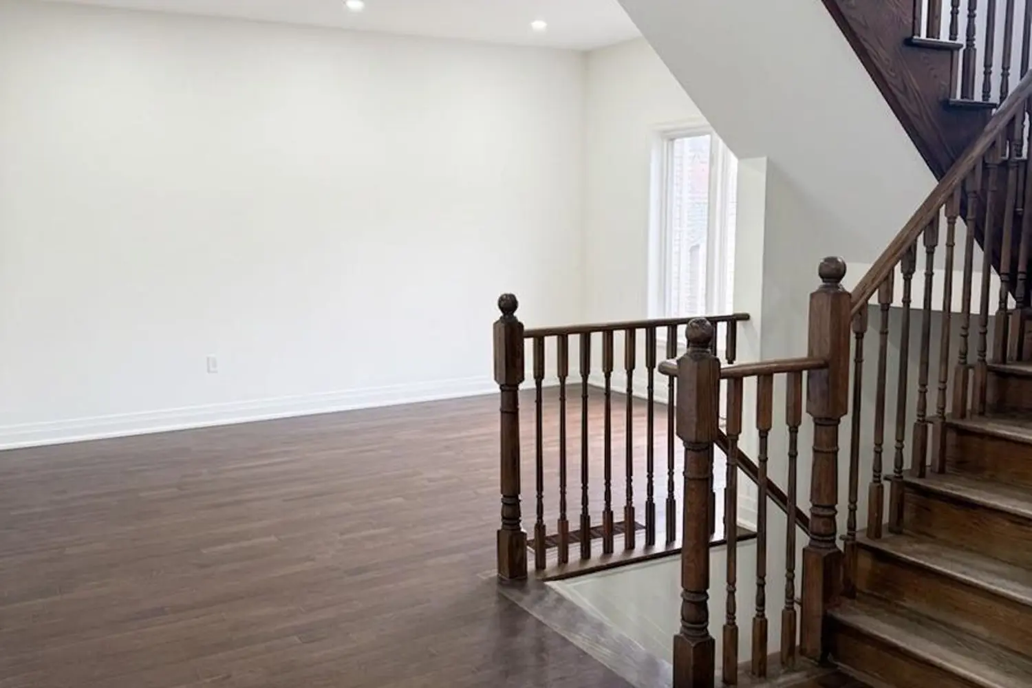 2271 Whitewood Crescent photo 3