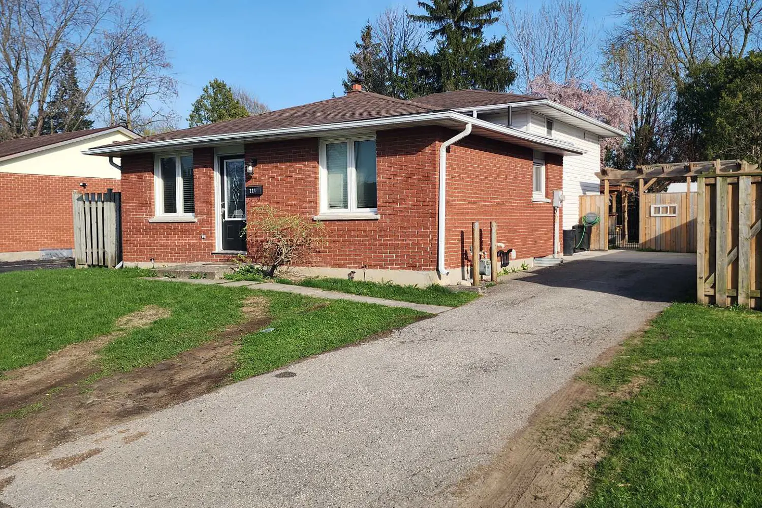 221 Admiral Drive photo 2