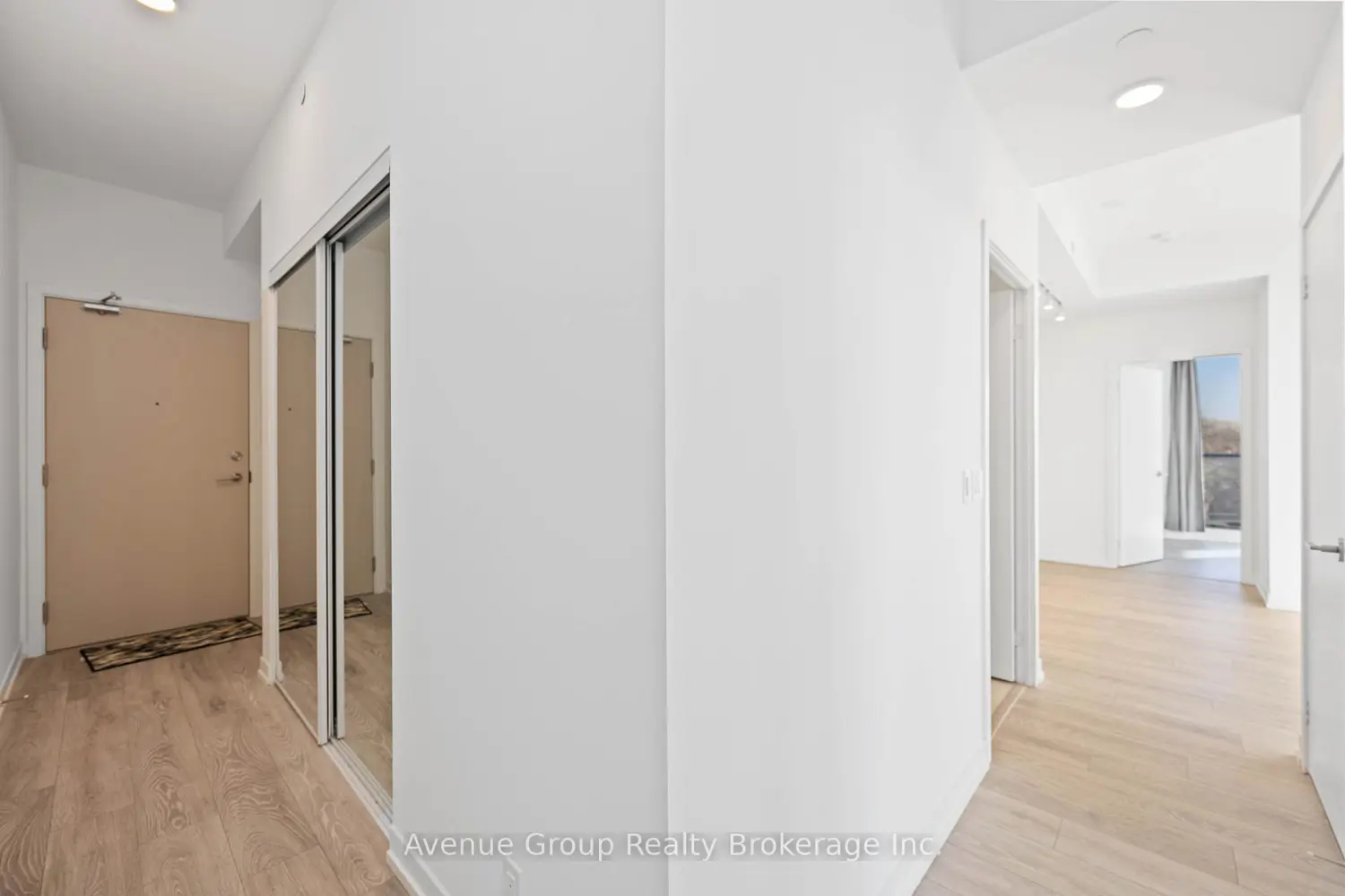 2020 Bathurst Street 827 photo 3