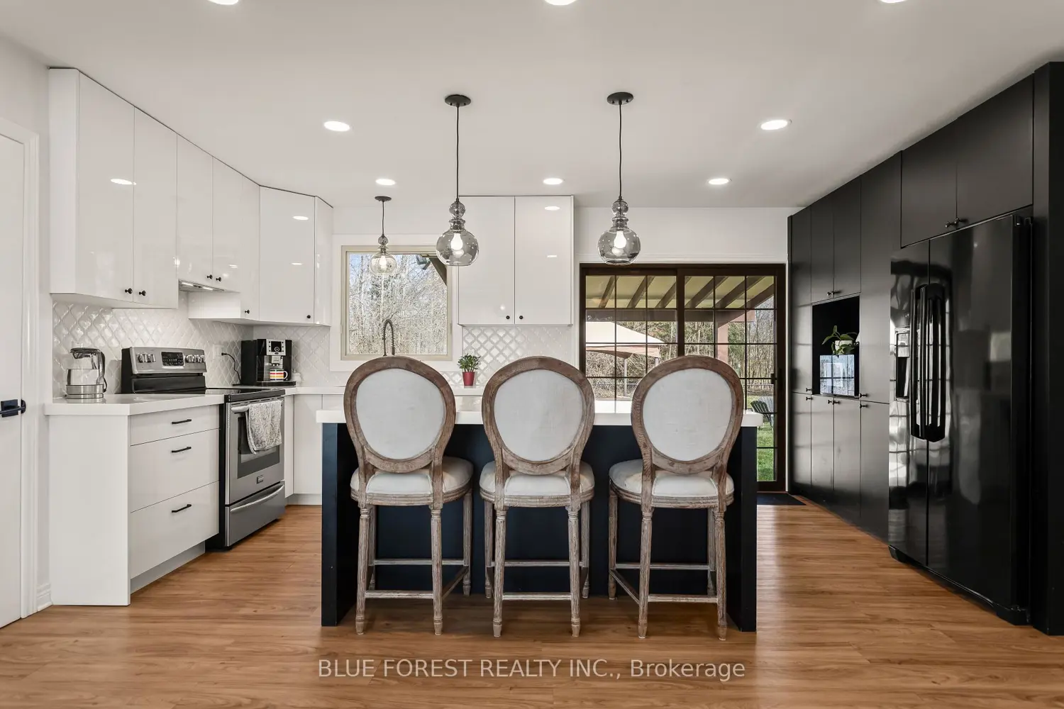 6742 James Street photo 4