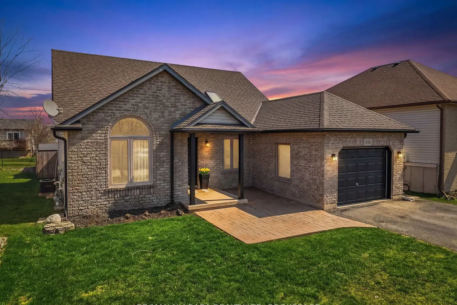 858 Canada Drive photo 2